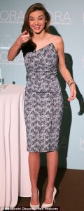 Miranda Kerr米兰达·可儿乳白色高跟翘二郎腿（第3张/共11张）
