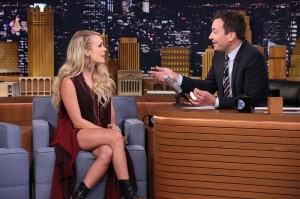 格莱美乡村歌手Carrie Underwood美腿高跟做客访谈秀（第4张/共10张）