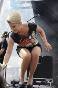还是外国女人实在德国摇滚歌手Jeanette Biedermann穿连裤袜在台上表演不小心走光（第3张/共8张）
