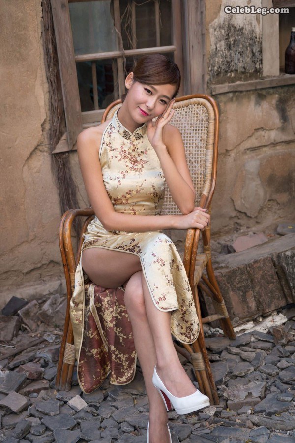 腿模小雪庄温妮穿旗袍在废弃的院落里展示长腿（第2张/共17张）