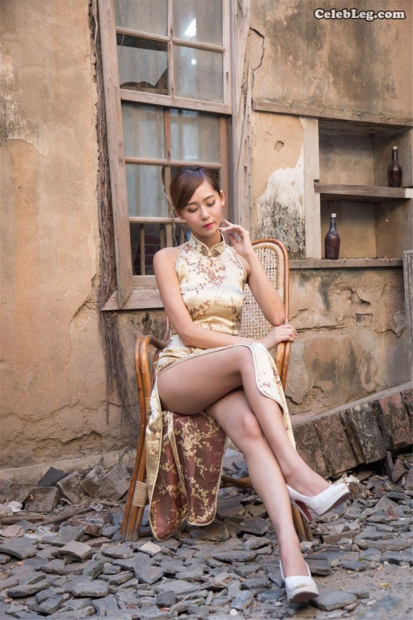 腿模小雪庄温妮穿旗袍在废弃的院落里展示长腿（第4张/共17张）