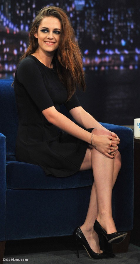 暮光女Kristen Stewart脱口秀节目脱掉高跟鞋（第1张/共12张）