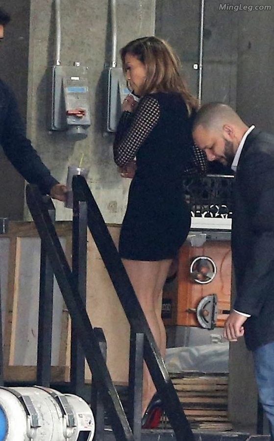 Jennifer Lopez踩红底细高跟外出被拍（第4张/共5张）