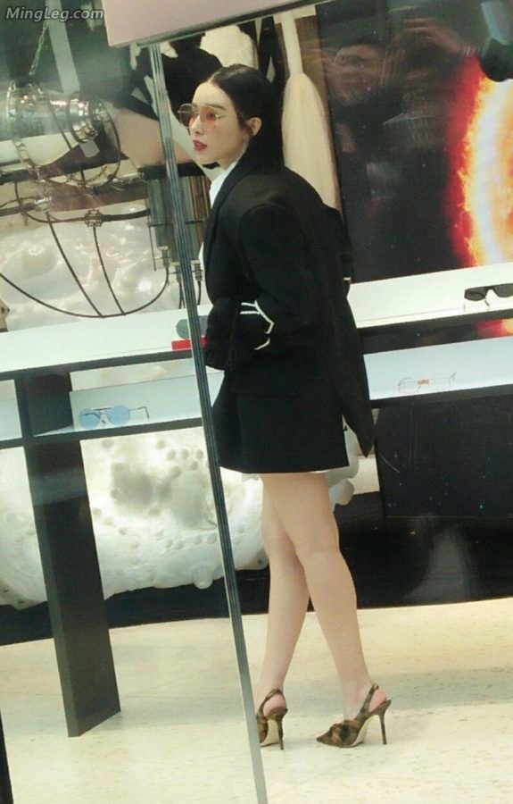 酷酷的美女明星阚清子短裙美腿代言墨镜品牌（第10张/共12张）
