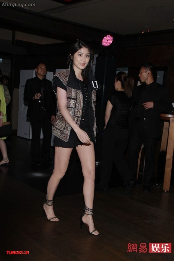 歌星陈慧琳身着超短热裤秀出性感长腿（第9张/共10张）