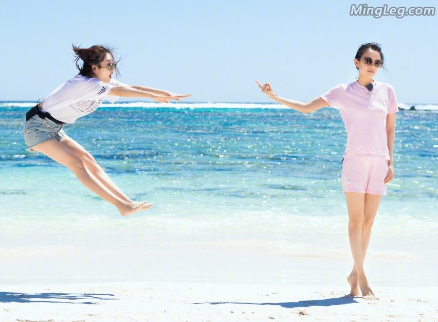 章子怡和谢娜两姐妹在海边秀美腿玉足（第2张/共7张）