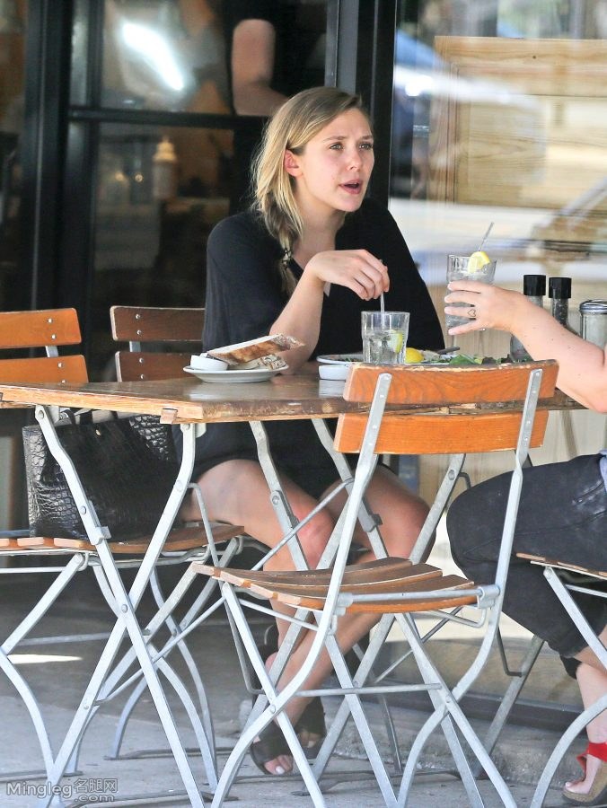 欧美明星街拍Elizabeth Olsen桌下的美腿（第8张/共8张）