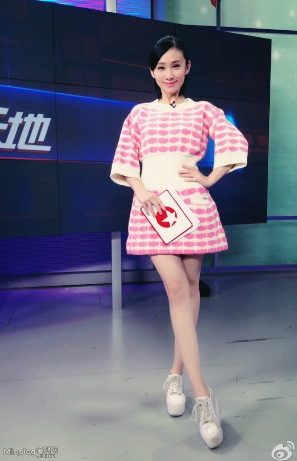 上海电视台女主播贝倩妮录制《娱乐星天地》现场腿图（第6张/共7张）