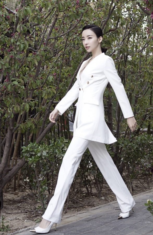 刘凡菲身穿白色V领西服套装脚踩尖头高跟鞋（第2张/共9张）
