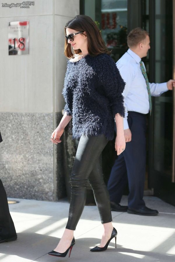 Anne Hathaway穿紧身皮裤踩细高跟鞋外出这气质没谁了（第6张/共14张）