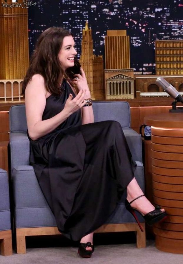 访谈节目Anne Hathaway脚踩黑色红底细高跟鞋（第4张/共11张）