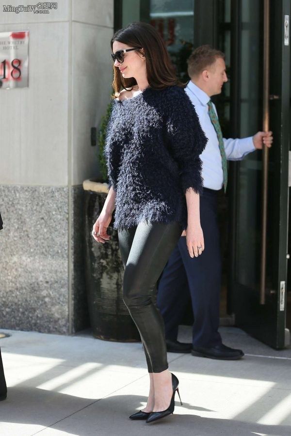 Anne Hathaway穿紧身皮裤踩细高跟鞋外出这气质没谁了（第4张/共14张）