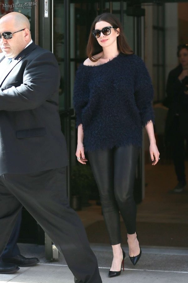 Anne Hathaway穿紧身皮裤踩细高跟鞋外出这气质没谁了（第8张/共14张）