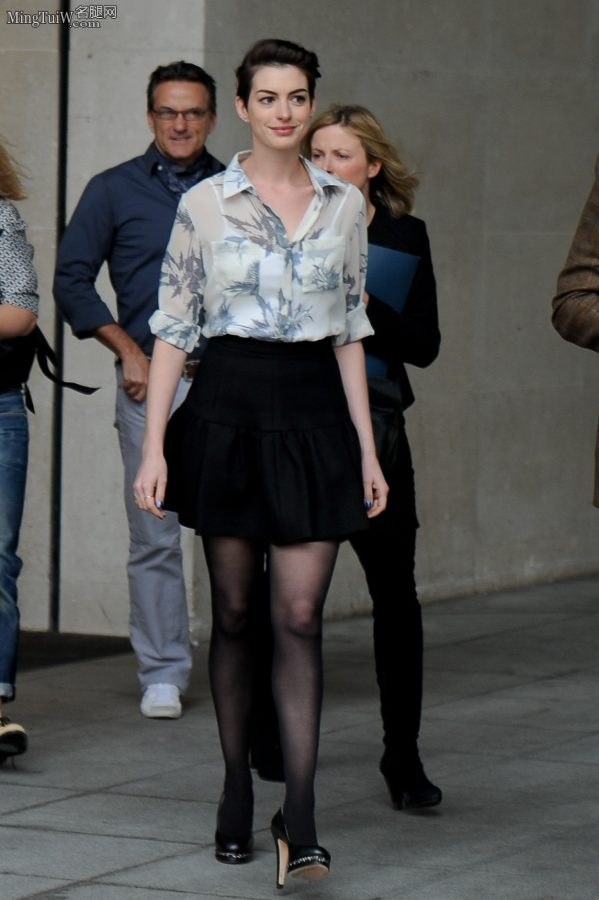 爱穿黑色丝袜的女明星Anne Hathaway外出秀腿（第11张/共22张）