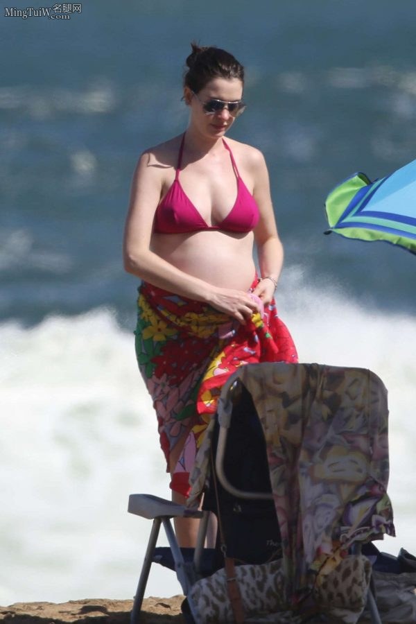 安妮·海瑟薇怀孕时期大肚比基尼照片（第1张/共10张）