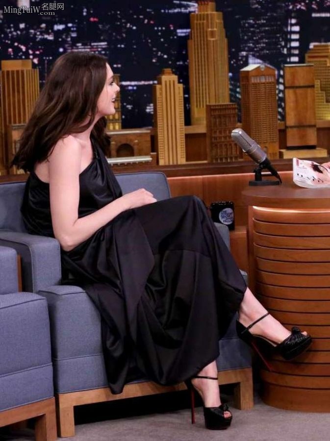 访谈节目Anne Hathaway脚踩黑色红底细高跟鞋（第5张/共11张）