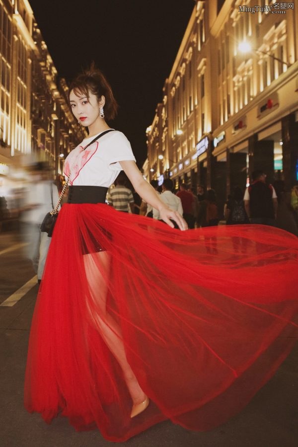 宣璐你穿上这条红纱裙就是整条街道最靓的妞儿（第1张/共3张）