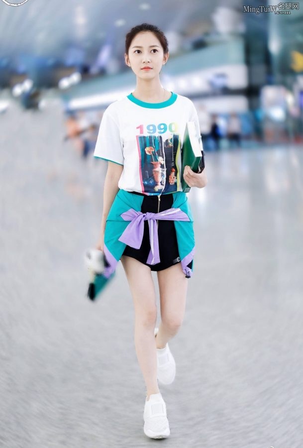 机场街拍陈钰琪T恤配白色运动鞋美腿白皙纤细（第2张/共3张）