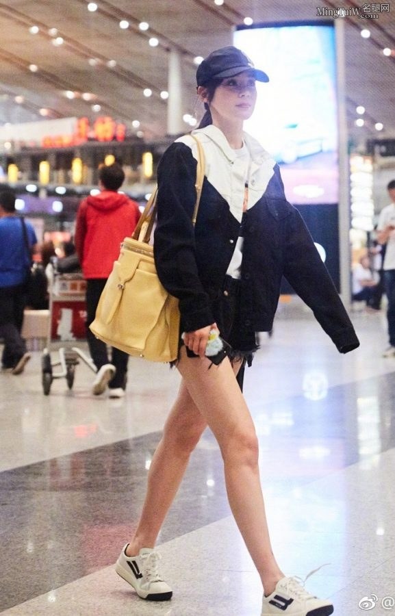 又酷又美的袁姗姗现身机场玩起了露腿杀（第1张/共8张）