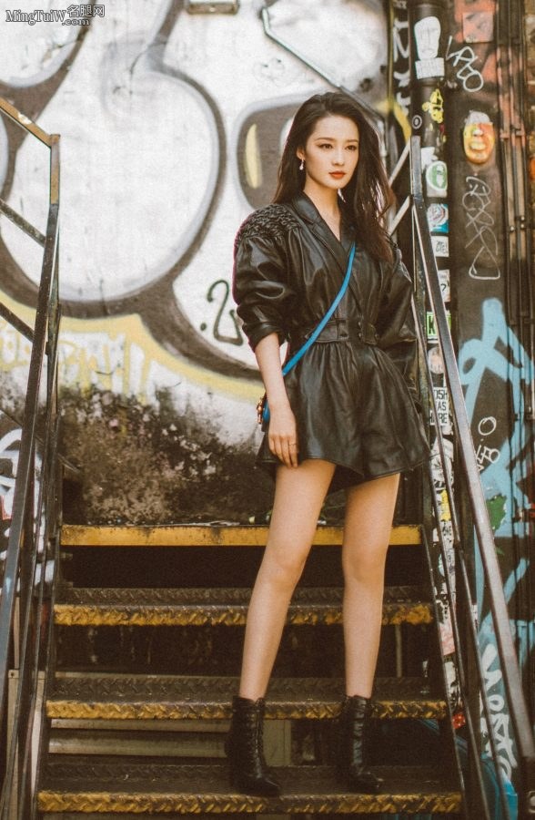又酷又美的女星李沁穿黑色连体皮短裤和高跟靴子在伦敦街头拍写真（第3张/共7张）