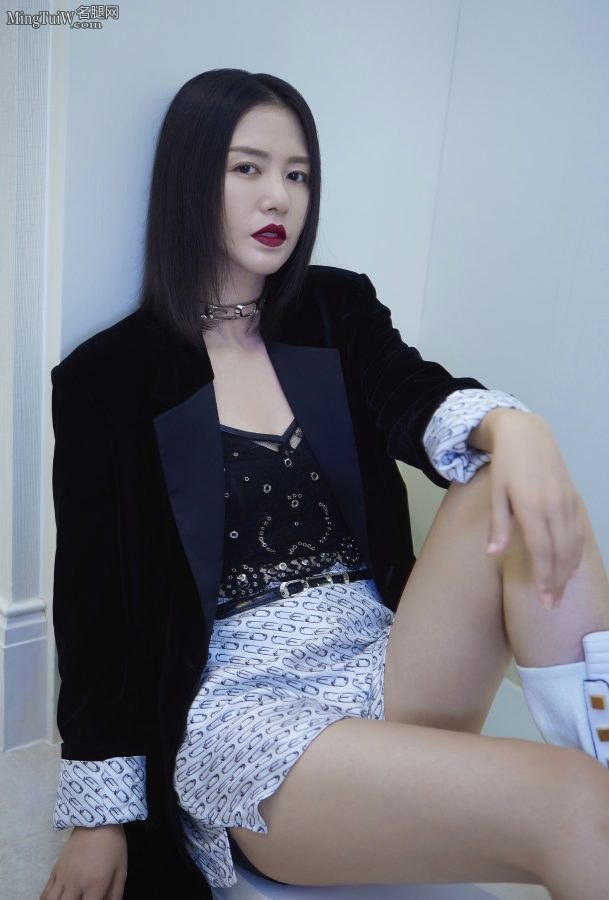 酷劲儿十足的女歌手谭维维大腿太美丽（第4张/共5张）