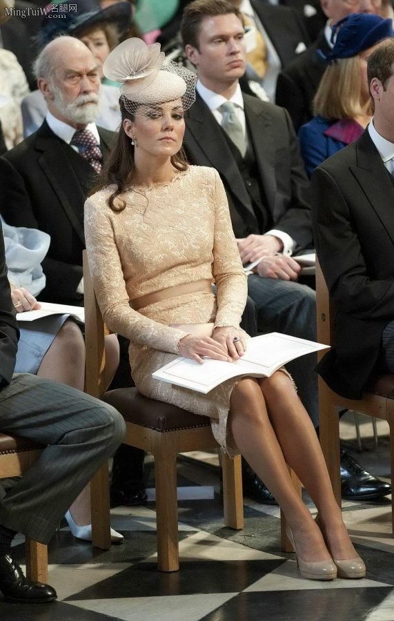 凯特王妃头戴英式女帽出席活动露丝袜腿（第1张/共4张）