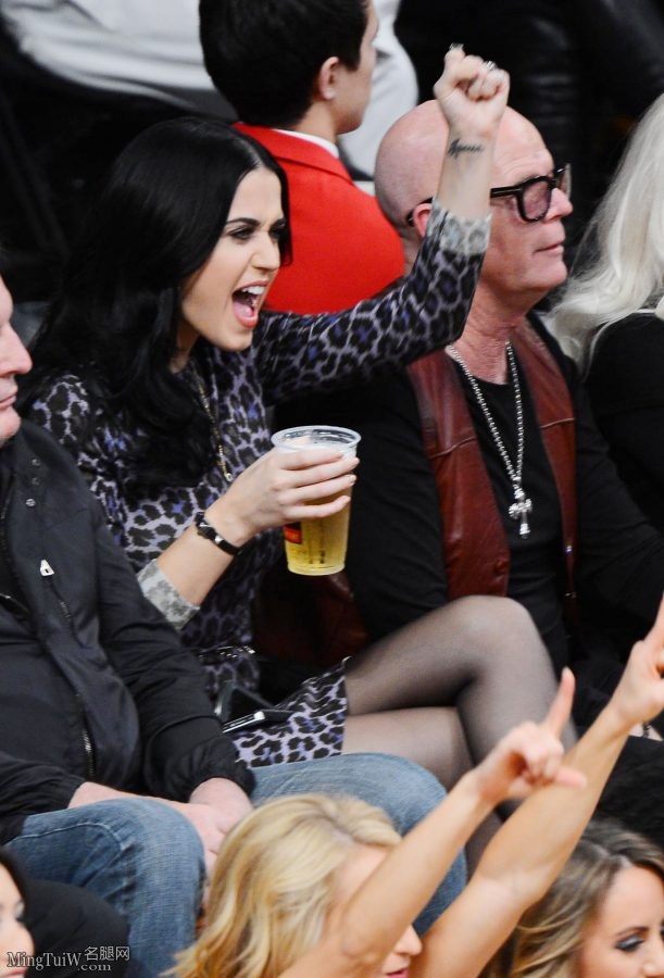 歌星Katy Perry看体育比赛黑丝大腿交叉（第5张/共7张）