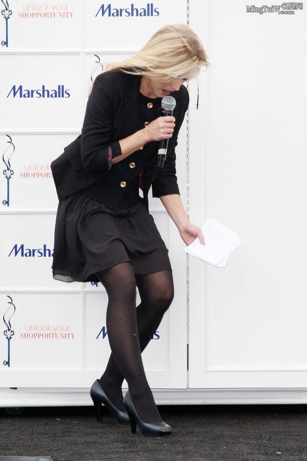 金发女星克里斯汀·贝尔腿上裹了黑色丝袜（第2张/共28张）