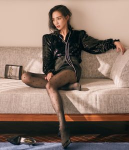 张钧甯在法国巴黎穿圆点黑色丝袜展示华丽美腿（第2张/共17张）