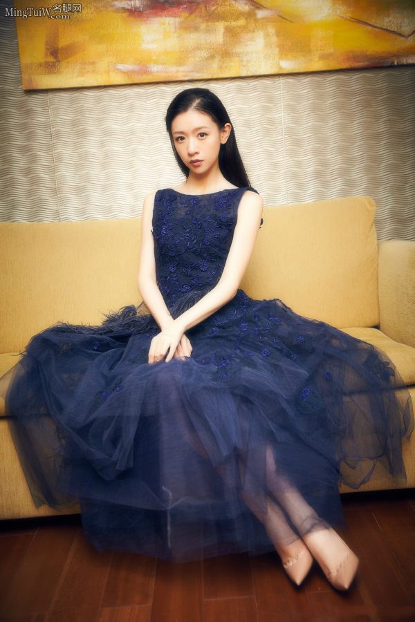 90后美女刘木子蓝色礼服露出光滑的美背（第1张/共9张）