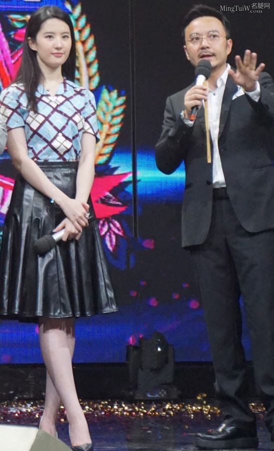 刘亦菲在湖南台录节目玉腿光洁滑嫩（第3张/共5张）