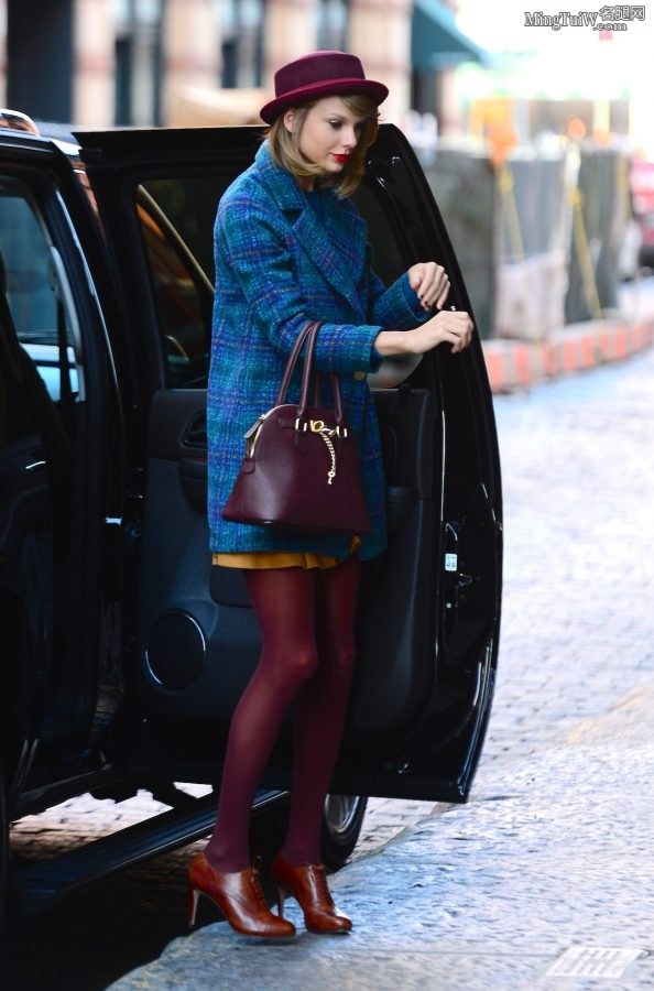 Taylor Swift紫色丝袜大长腿从凯迪拉克SUV里下车（第4张/共29张）