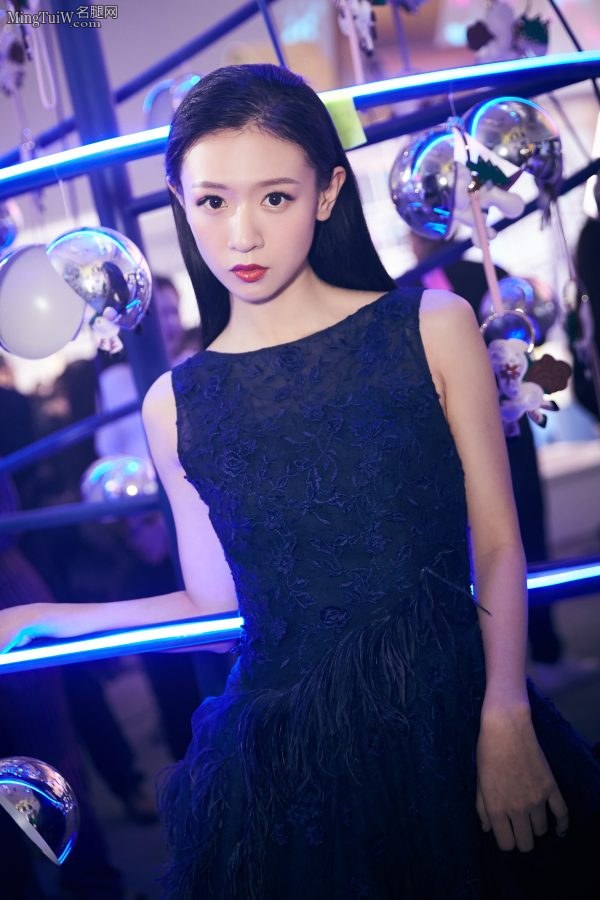 90后美女刘木子蓝色礼服露出光滑的美背（第7张/共9张）
