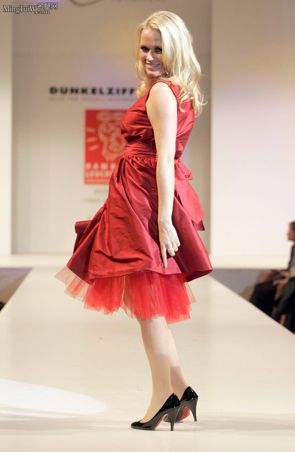 Nova Meierhenrich金发红裙在T台走秀（第2张/共7张）