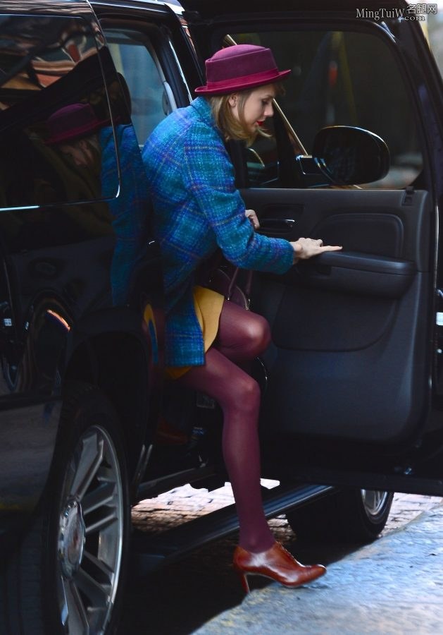 Taylor Swift紫色丝袜大长腿从凯迪拉克SUV里下车（第1张/共29张）