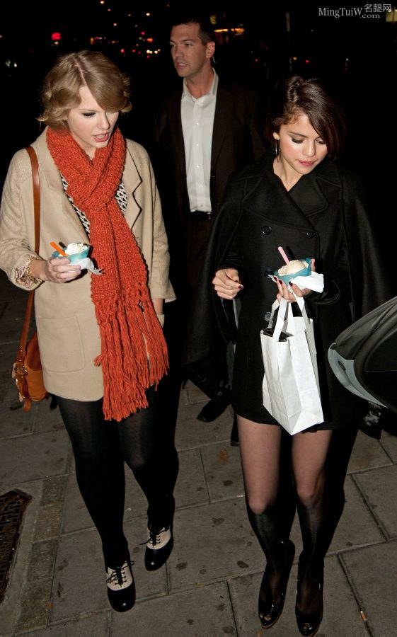 Taylor Swift和好友Selena Gomez作伴外出秀腿（第7张/共12张）
