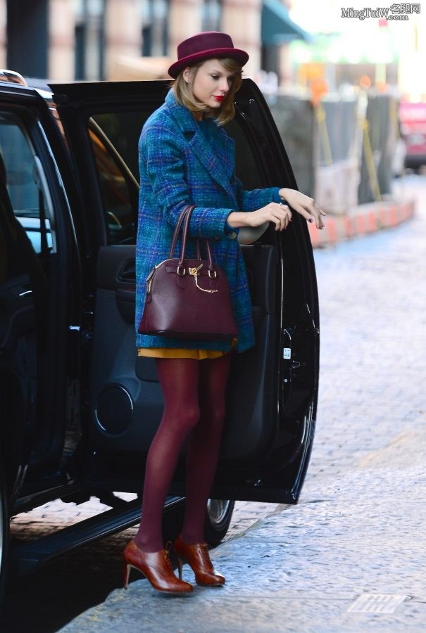 Taylor Swift紫色丝袜大长腿从凯迪拉克SUV里下车（第6张/共29张）