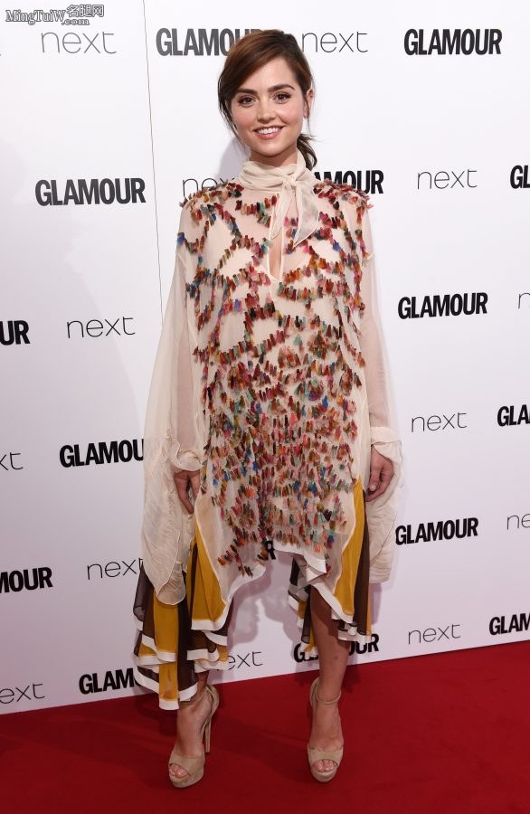 英国女演员珍娜-路易斯·科尔曼踩高跟鞋走红毯（第8张/共10张）