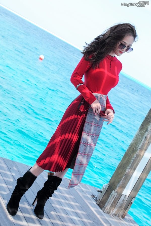 女明星陈乔恩在马尔代夫海天风景里拍摄写真大片（第10张/共18张）