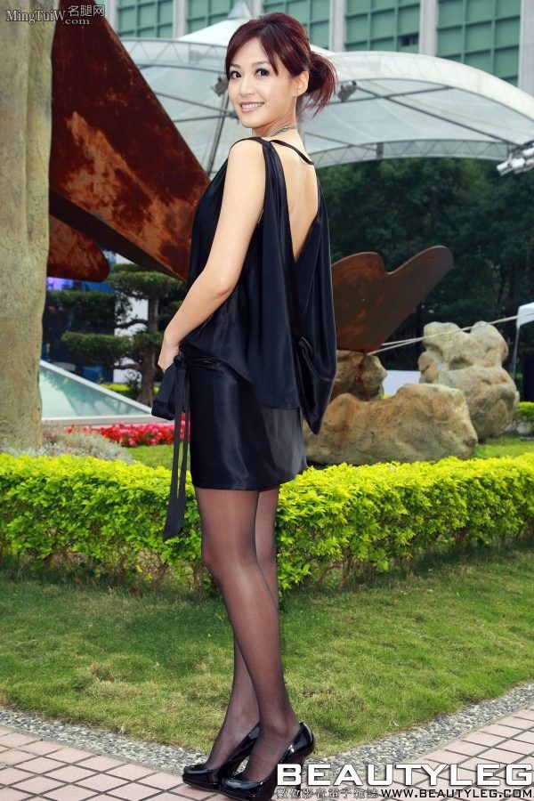 美女主播王怡仁腿穿质感很好的黑色丝袜 打开上衣让你看NuBra（第5张/共6张）
