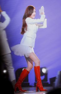 吴宣仪身着超短裙表演 美腿穿了红色高跟皮靴（第1张/共3张）