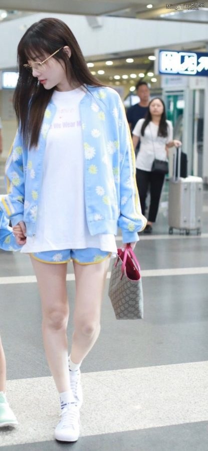 李小璐在机场展示白嫩光滑的美腿（第1张/共4张）