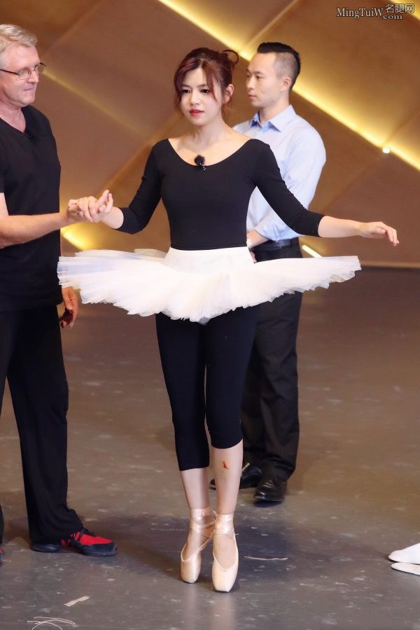 陈妍希练习芭蕾舞演绎足尖上的艺术（第5张/共8张）