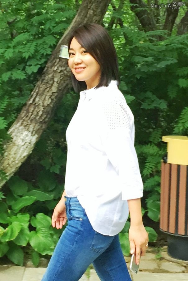 闫妮穿白衬衫紧身牛仔裤秀大腿曲线（第2张/共2张）