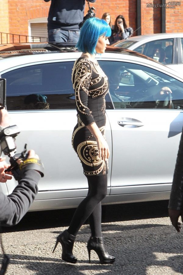 Katy Perry厚裤袜美腿 身着紧身裙展示凹凸有致身材（第3张/共9张）