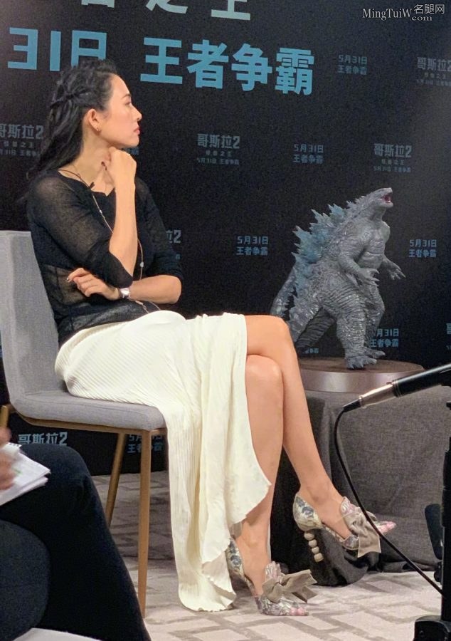 章子怡宣传电影脱了高跟鞋跪在地上签名（第1张/共3张）
