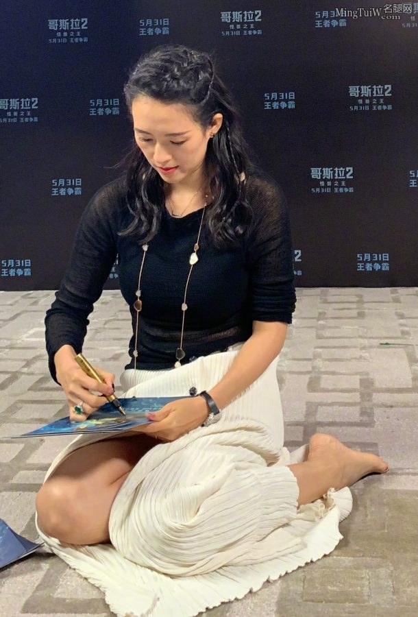章子怡宣传电影脱了高跟鞋跪在地上签名（第3张/共3张）