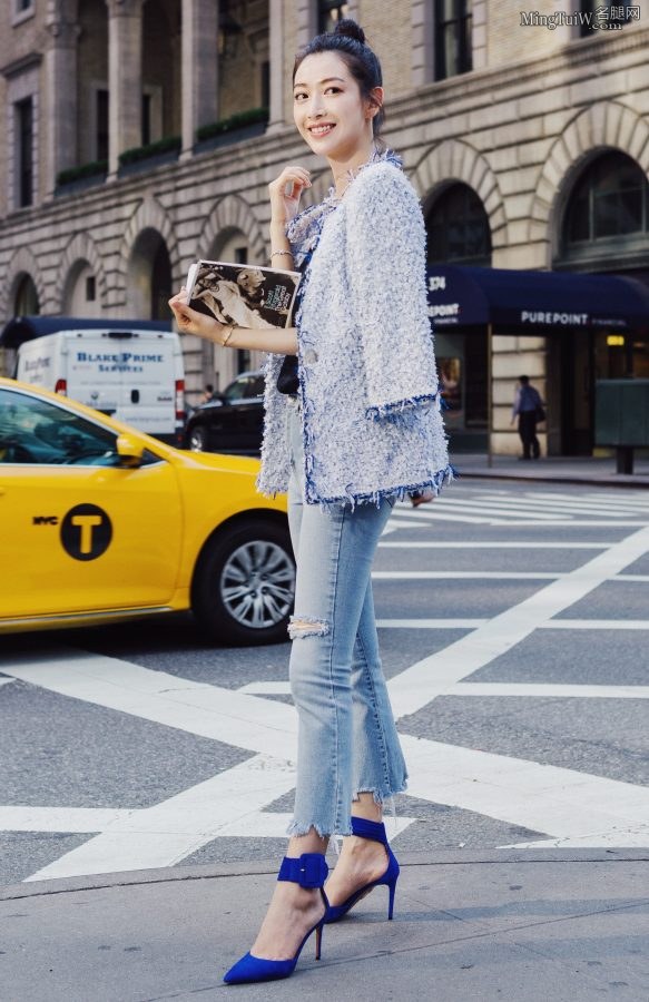 温雅穿吊带背心牛仔裤细高跟在纽约街头照片时髦大气（第1张/共8张）