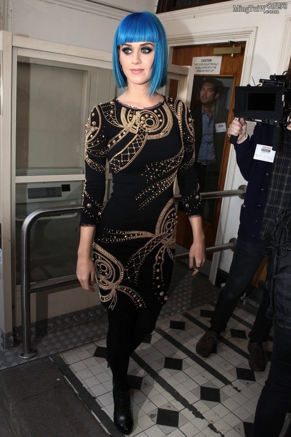 Katy Perry厚裤袜美腿 身着紧身裙展示凹凸有致身材（第9张/共9张）