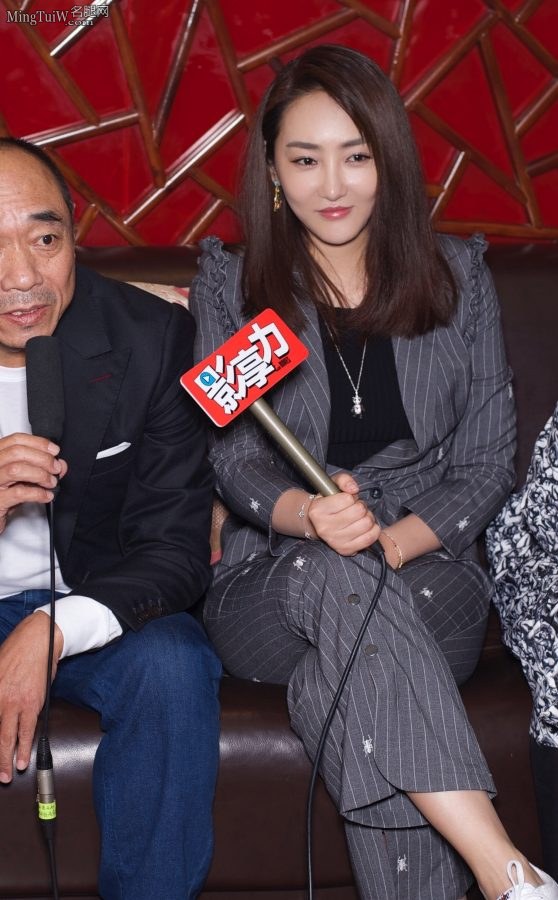 高姝瑶和张佳宁出席宣传活动 不知名字的主持人穿了肉丝（第7张/共7张）